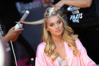 <p>Elsa Hosk’s blonde hair was made sexy and tousled thanks to hairstylist Sarah Potempa’s popular curling iron. <em>(Photo: Getty Images)</em> </p>