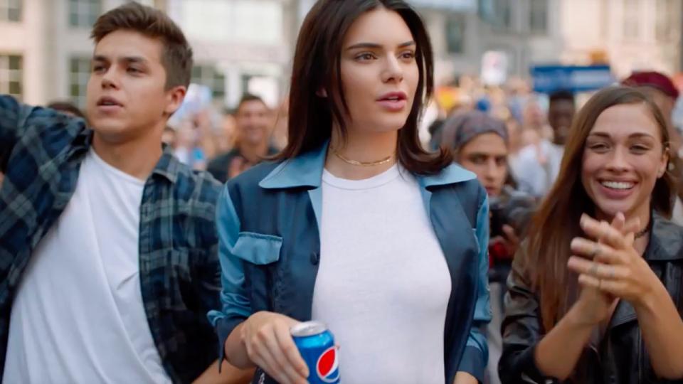 <p>Das Netz hat seine Macht demonstriert: Weil das Social Media-Echo so verheerend war, hat Pepsi im April seinen Werbeclip mit Kendall Jenner gestoppt, die eine ziemlich fragwürdige Figur mitten in einem Protest abgab. Zum eigentlichen Verhängnis wurde Pepsi jedoch der Vorwurf, jüngste politische Ausschreitungen und Proteste gegen Polizeigewalt als Werbevorlage vereinnahmt zu haben. </p>