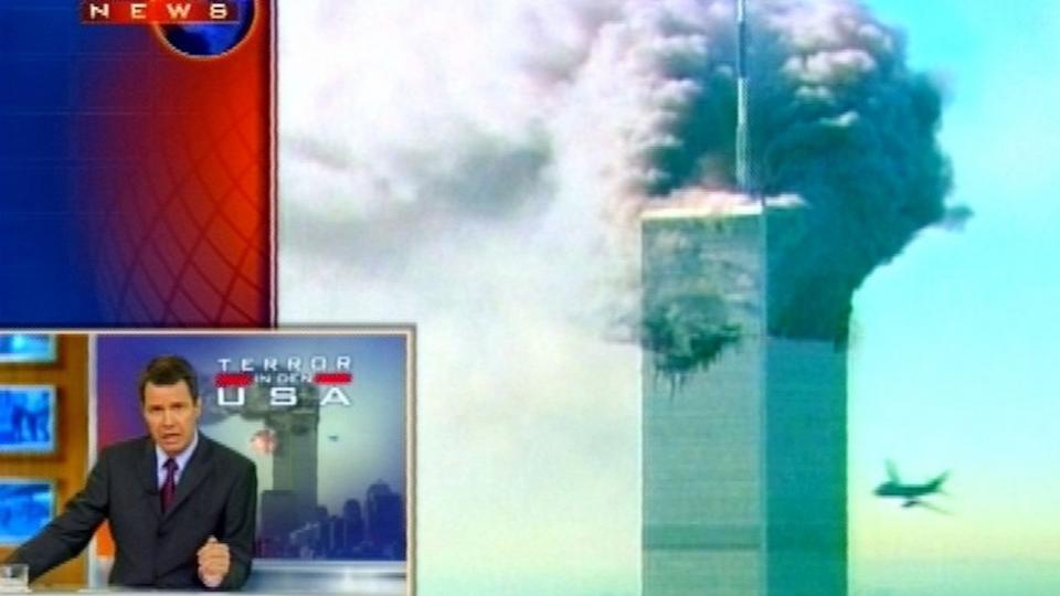 <p>Der 11. September 2001 ist ein Tag, den keiner mehr vergessen wird: Beim Anschlag auf das World Trade Center in New York City waren beide Türme eingestürzt, nachdem Terroristen mit Flugzeugen hineingeflogen waren. „RTL Aktuell“ schaltete sich um 15:09 Uhr ein, nur wenige Minuten nach der ersten Meldung. (Bild: MG RTL D) </p>