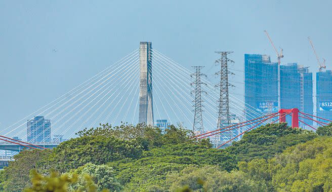 電價的調漲幅度成為各界關切焦點；圖為國家電網。（本報資料照片）