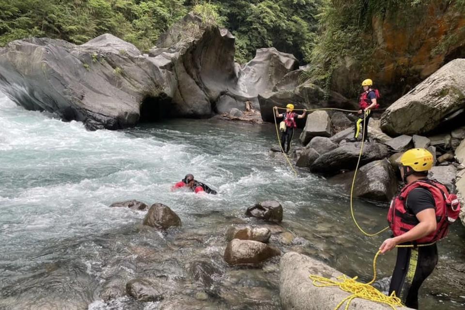 為避免下游民眾因上游暴雨導致憾事發生，氣象署經過2年與地方合作測試，「山區暴雨之溪水暴漲警示訊息」明天將正式上線啟用。（新北市消防局提供）