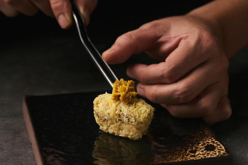 「蟹肉握壽司」以日本北海道七星米搭配大閘蟹蟹肉，點上蟹膏，濃郁香甜。（栩栩提供）