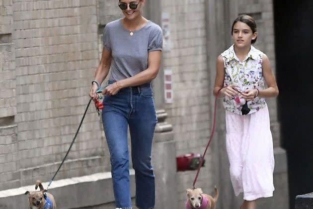 <p>Katie Holmes et sa fille Suri Cruise à New York le 19 août 2019</p>