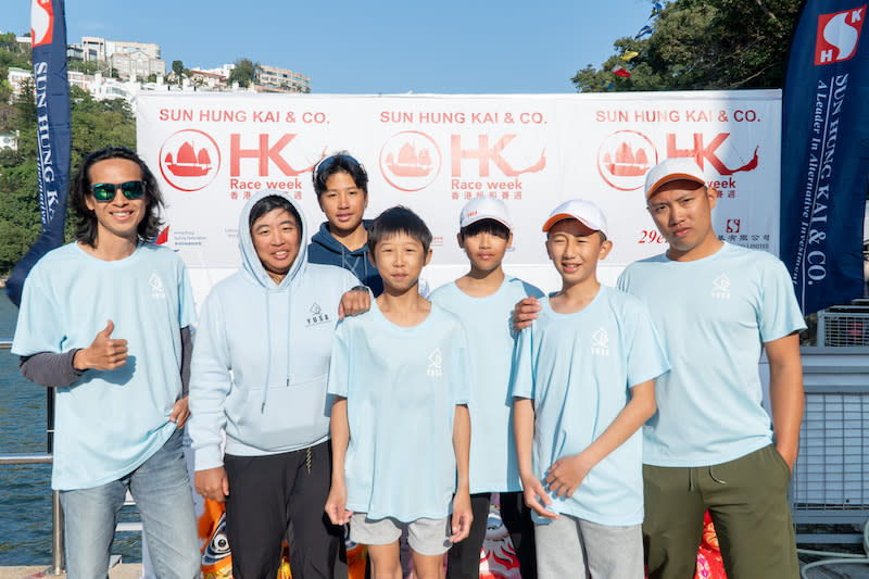 中華台北代表由江秀川(右一)教練帶隊參賽。江秀川教練已參加多次「香港帆船賽週」，更於2018年時奪冠。今次既以師兄又以教練身份帶隊參賽，可以分享歷年比賽心得。