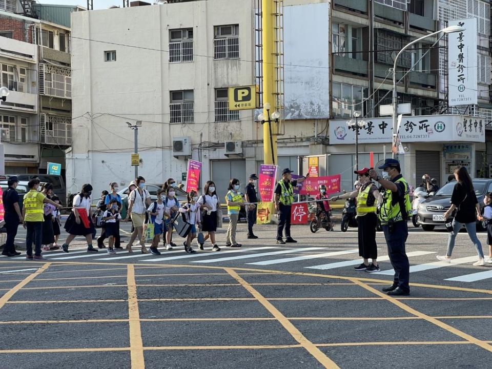 彰化分局動員轄區員警到平和國小等校進行交管及護送學生安全上學。(記者曾厚銘攝)