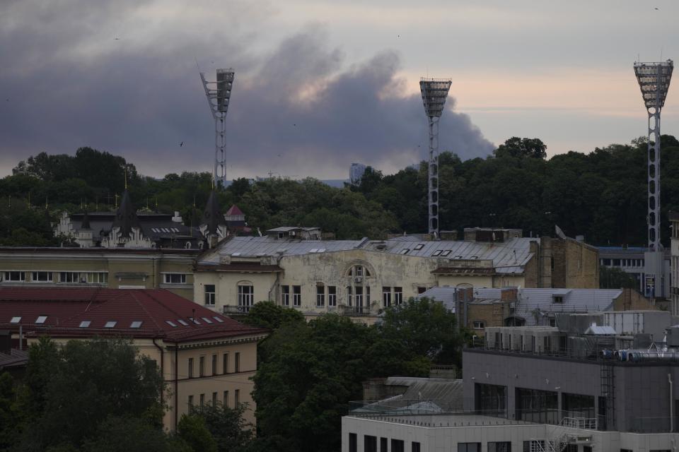 Schwarzer Rauch steigt über der ukrainischen Hauptstadt auf. (Bild: dpa)