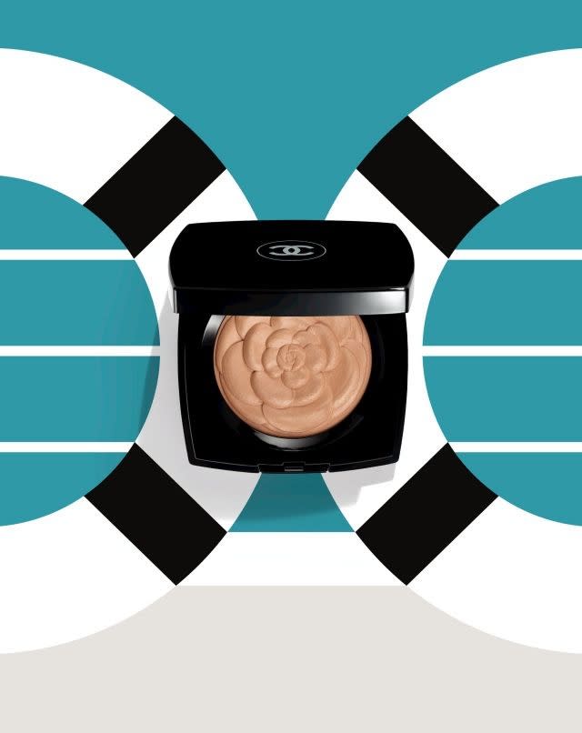 The Lumière d'été illuminating powder by Chanel. Illustrations by Malika Favre