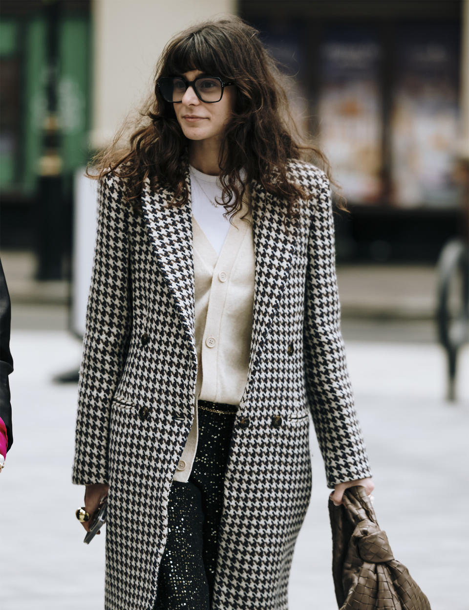 Le T-shirt blanc porté avec un cardigan