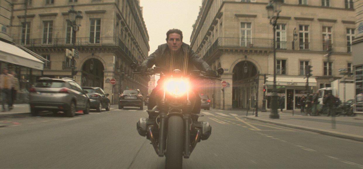 Pour le tournage du prochain « Mission : Impossible », Tom Cruise pilote à nouveau une moto dans les rues de Paris.