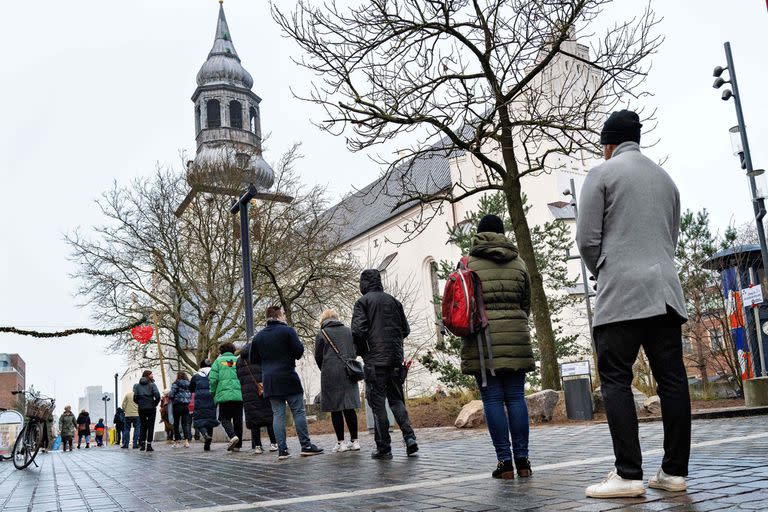 Centro de testeos en la iglesia Budolfi en el centro de Aalborg, Dinamarca, el 23 de diciembre de 2021