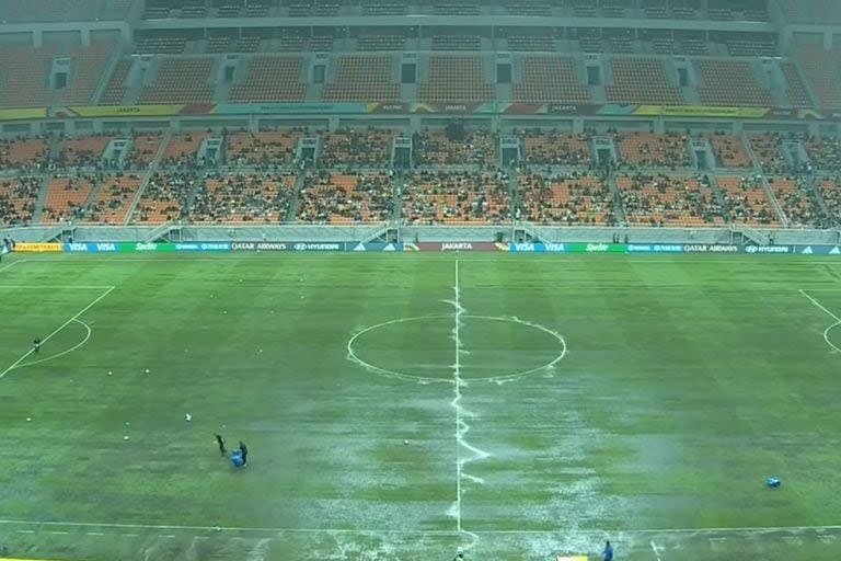 Diluvia en Yakarta y así está el estadio antes del encuentro entre Argentina y Brasil