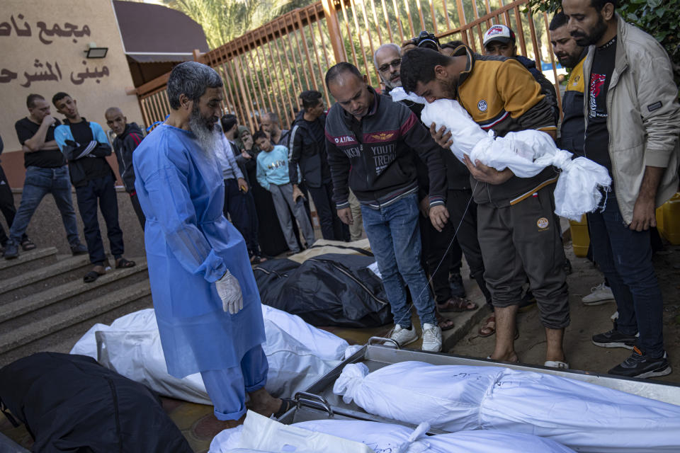 Palestinos lloran a parientes fallecidos en un bombardeo israelí sobre la Franja de Gaza, en el hospital de Jan Yunis, el sábado 18 de noviembre de 2023. (AP Foto/Fatima Shbair)