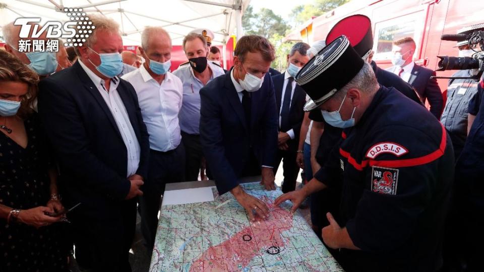 總統馬克宏也加入救火行動。（圖／達志影像美聯社）