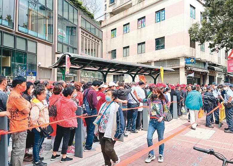 內地旅行團逼爆街道，令居民寸步難行。