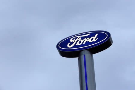 El logo de Ford en una concesionaria de la firma automotriz en Monterrey, México, nov 9, 2016. La automotriz estadounidense Ford Motor Co anunció el martes que cancelará una inversión de 1,600 millones de dólares en una fábrica en México y que en su lugar usará 700 millones de dólares para una planta en Michigan, tras ser muy criticada por el presidente electo de Estados Unidos, Donald Trump. REUTERS/Daniel Becerril