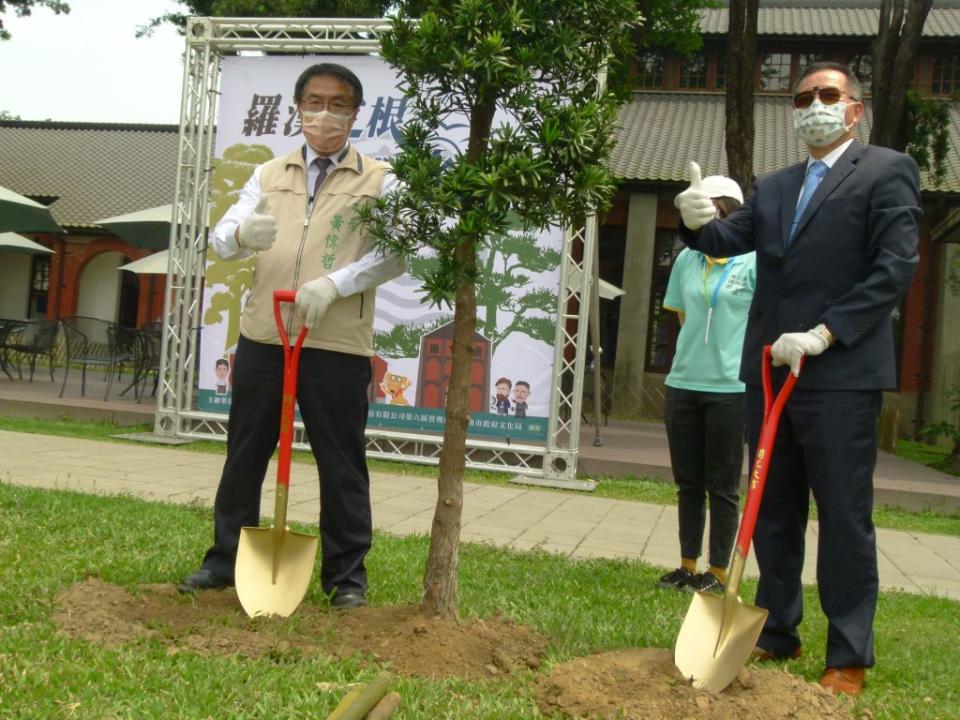 市長黃偉哲與自來水公司董事長胡南澤一起種下羅漢松，再永續水道下一個百年。 （記者張淑娟攝）