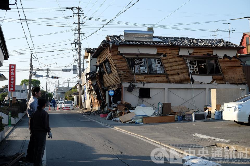 日本熊本105年4月強震重災區益城町，沿路建物不是全倒就是半倒，滿目瘡痍。(資料照)