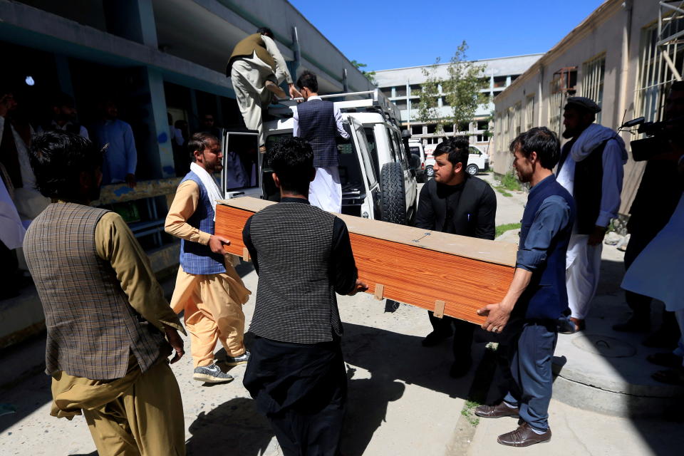 在阿富汗賈拉拉巴德兩處小兒麻痺疫苗接種站，有三名女性遭不知名的槍手射殺，其中二人是施打疫苗者，另一名為醫護人員，圖片為數名男子為其中一名死者抬棺。圖片來源：Reuters。