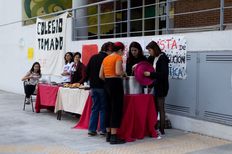 El fin de semana en la toma de colegio de la Escuela de Mœsica Juan Pedro Esnaola.