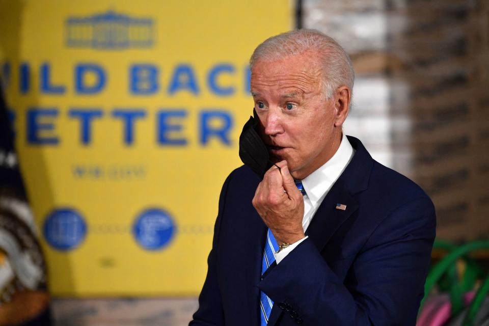 President Biden put his facemask on after delivering remarks following a tour at the Clayco construction site in Elk Grove Village, Illinois, October 7, 2021. (Photo by Nicholas Kamm / AFP)