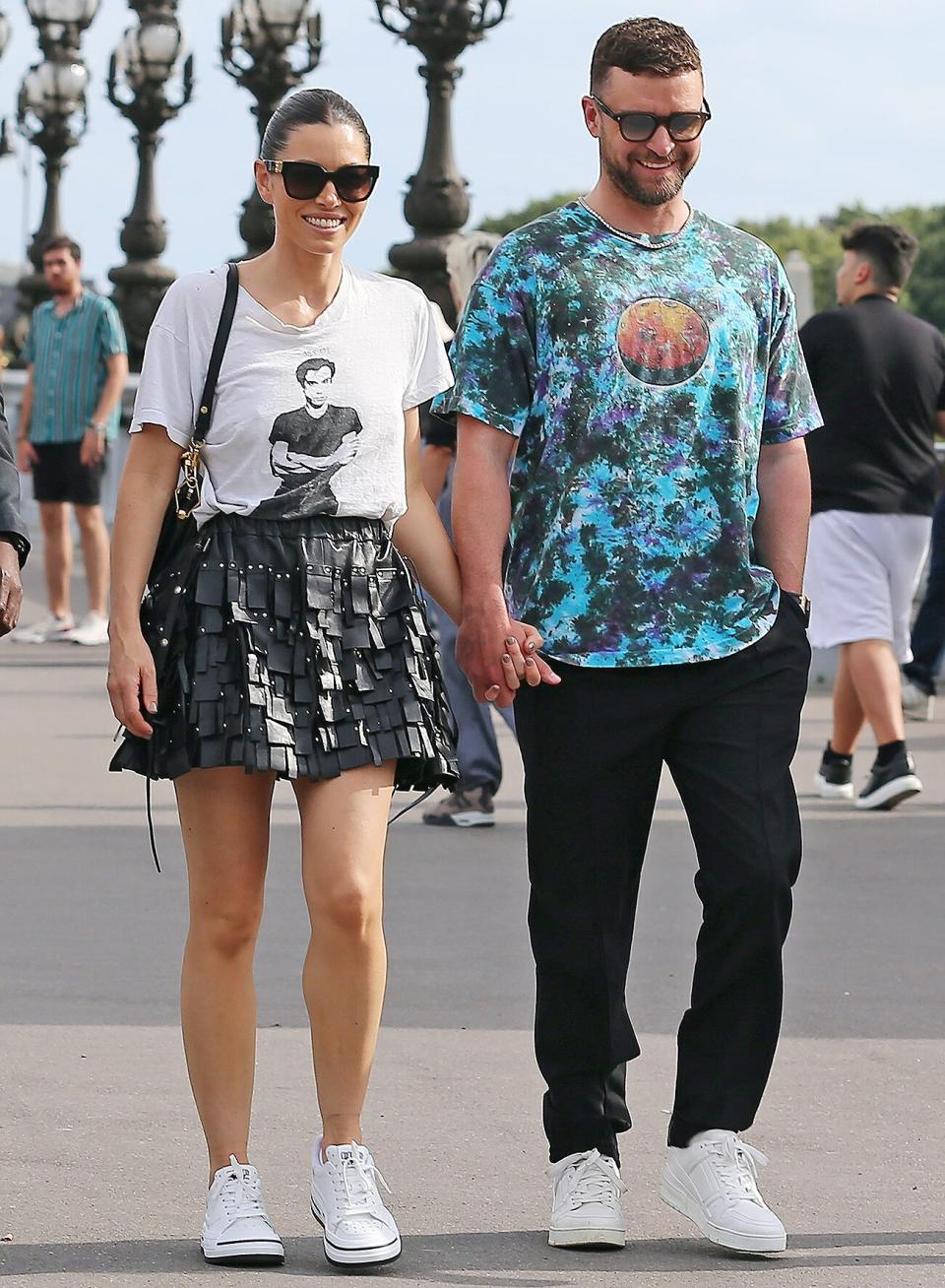 Justin Timberlake and Jessica Biel went for a walk in Paris on the Alexandre III bridge