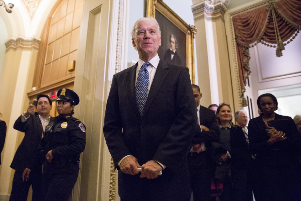 El exvicepresidente Joe Biden sale de una reunión a puerta cerrada con senadores demócratas para convencerlos de apoyar un acuerdo fiscal provisional con los republicanos en Capitol Hill el 31 de diciembre de 2012, en Washington D. C. (Photo by Drew Angerer/Getty Images)