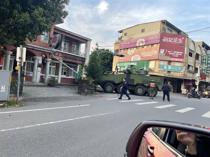 軍用卡車疑似為了閃避自行車，不慎自撞路旁燈桿。（圖／翻攝自記者爆料網）