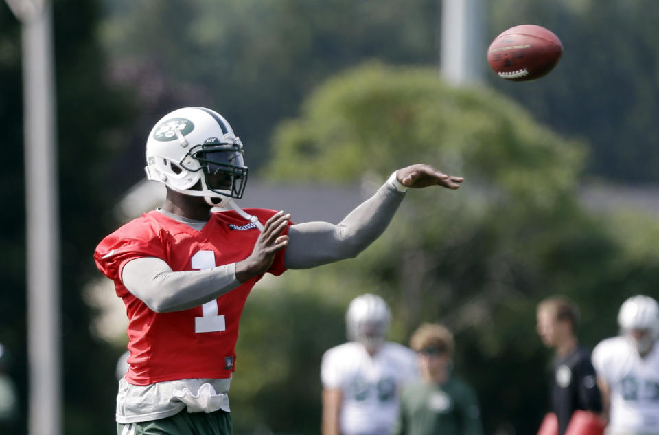 New York Jets' Michael Vick (1) throws a pass at practice during NFL football training camp Friday, July 25, 2014, in Cortland, N.Y. (AP Photo)