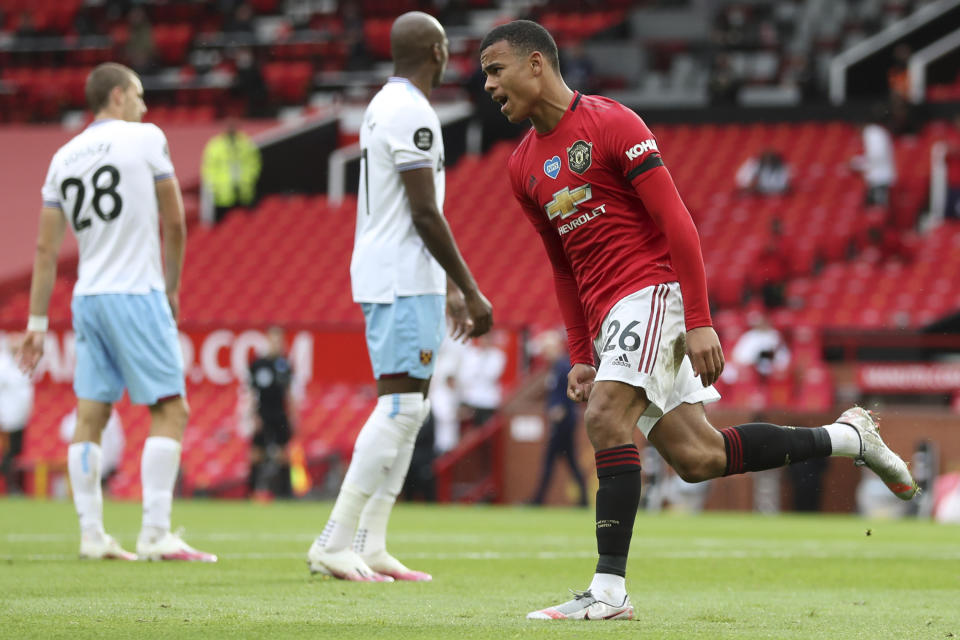 El delantero Mason Greenwood celebra su gol con el Manchester United en el empate 1-1 con el West Ham en el estadio Old Trafford con lo que el equipo se coloca en los puestos de Liga de Campeones el miércoles 22 de julio del 2020. (Cath Ivill/Pool via AP)