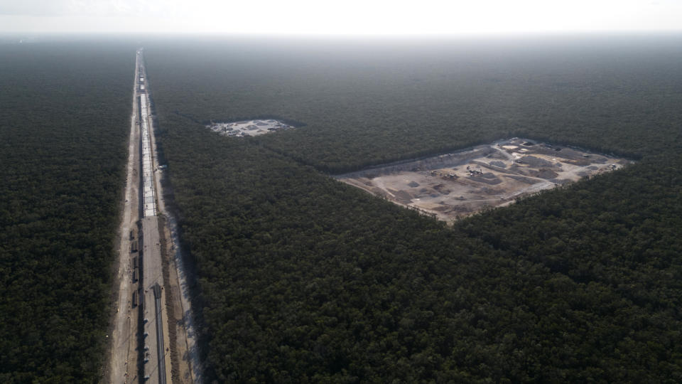 La vía del Tren Maya es construida utilizando material extraído de la selva cercana, el viernes 1 de marzo de 2024, cerca de Playa del Carmen, México. Cuando haya sido completado, este ferrocarril de alta velocidad recorrerá un circuito alrededor de la península de Yucatán, en el sur de México. (AP Foto/Rodrigo Abd)