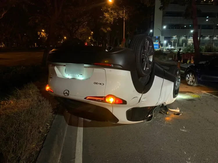 馬自達休旅車四輪朝天。民眾提供