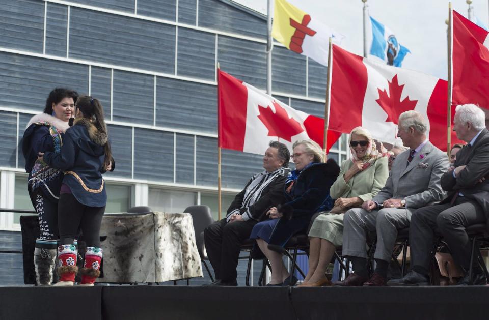 En junio de 2017, Carlos y Camila levantaron cierta polémica por reírse durante una actuación de cantantes guturales en una ceremonia oficial de bienvenida en Iqaluit, Nunavut. THE CANADIAN PRESS/Adrian Wyld