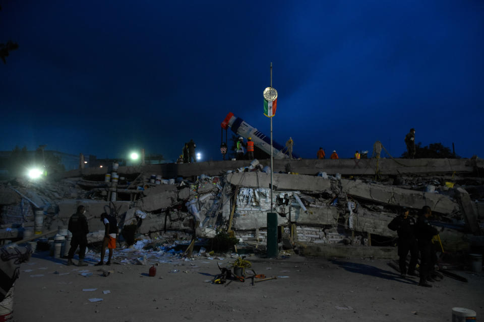 FOTOS: la fábrica destruida en México donde todos quieren ayudar