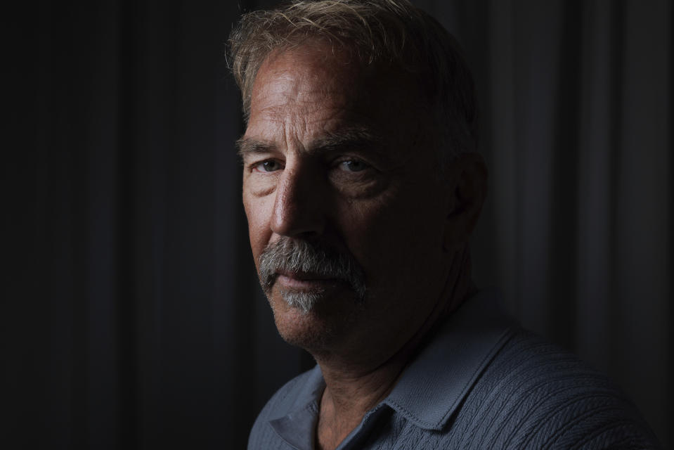 Kevin Costner posa para un retrato para promover la película "Horizon: An American Saga" en la 77a edición del Festival de Cine de Cannes en Francia el sábado 18 de mayo de 2024. (Foto Vianney Le Caer/Invision/AP)