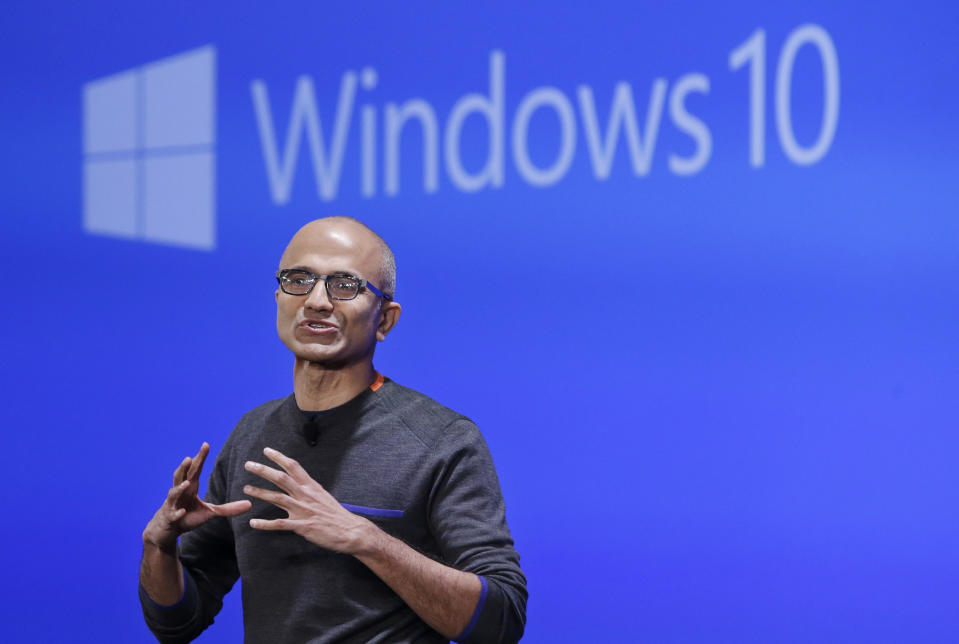 Tras los fracasos de Windows 8 y del Windows Phone y la costosa adquisición de Nokia, Microsoft necesitaba un golpe de efecto. Justo en su peor momento el indio Satya Nadella era nombrado director ejecutivo de la empresa y en poco tiempo volvió a situarla en la élite del mercado tecnológico. Su principal éxito es el sistema operativo Windows 10, que se lanzó en julio de 2015. (Foto: Elaine Thompson / AP).