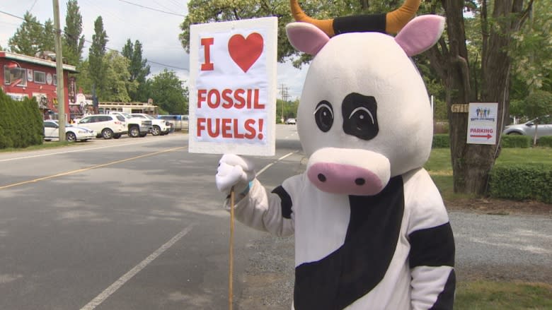 Pro-pipeline supporters rally for Kinder Morgan project in Langley, B.C.