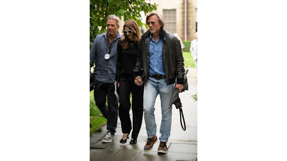 Daniel Craig and Rachel Weisz walk hand-in-hand