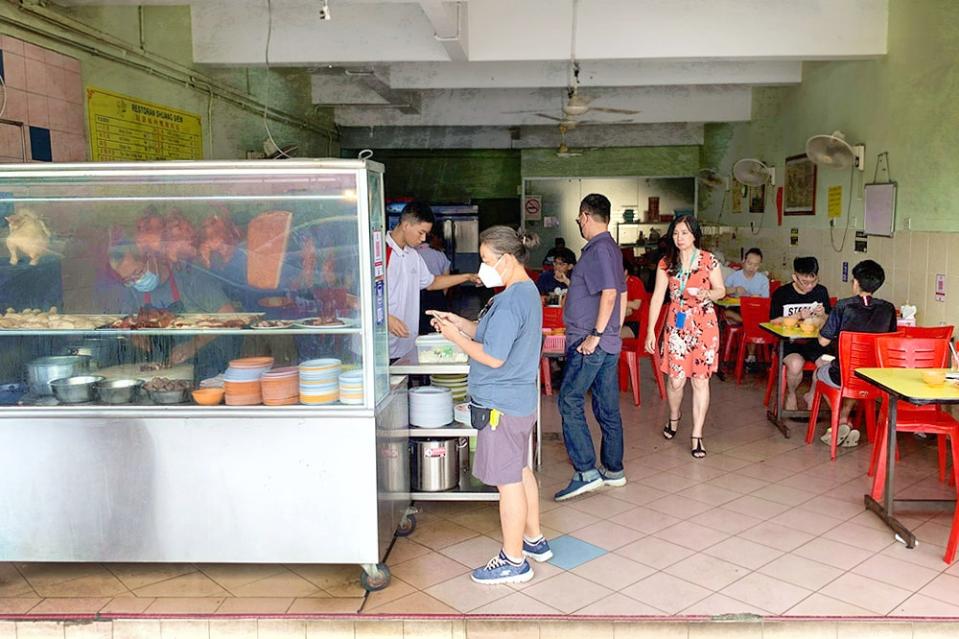 Lunchtime crowd at Restoran Shuang Siew.