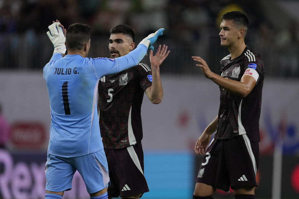 El portero de México Julio González (izquierda), Johan Vázquez y César Montes celebran luego de vencer 1-0 a Jamaica durante un partido de la Copa América en Houston, el sábado 22 de junio de 2024. (AP Foto/Kevin M. Cox)