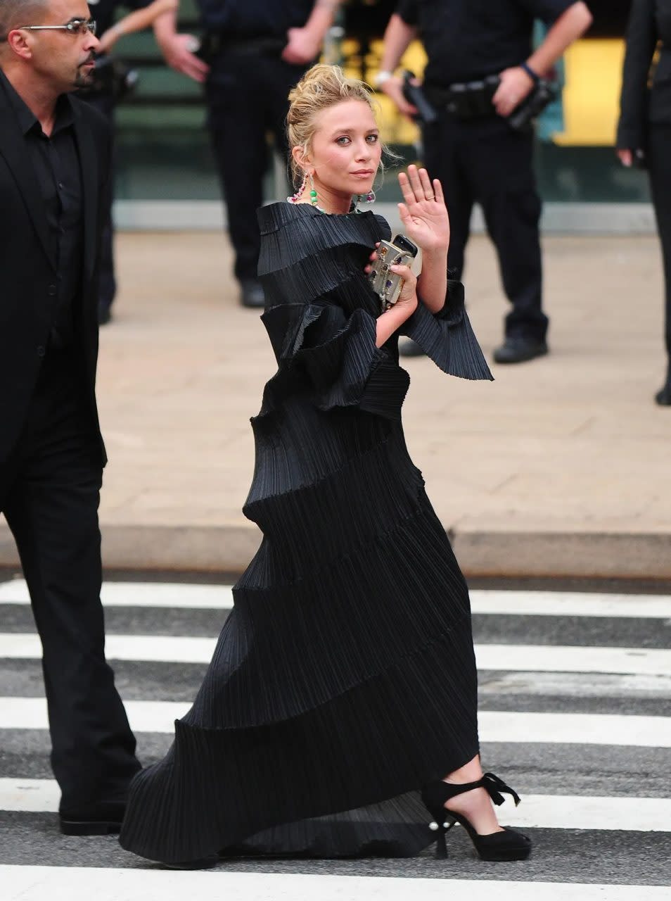 Mary-Kate Olsen 身著 Issey Miyake 禮服出席 2013 年 CFDA 頒獎典禮。 Getty Images 