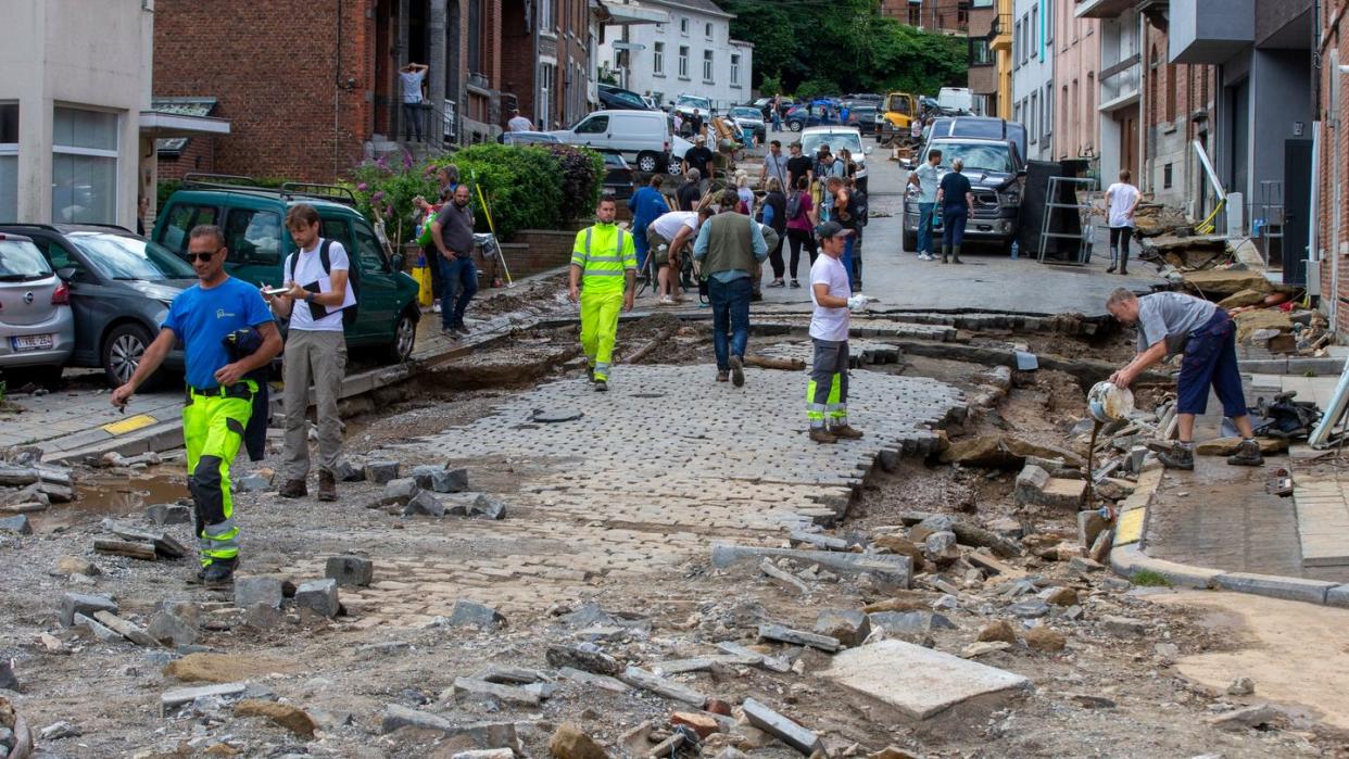 Trümmer liegen auf der zerstörte Straße Rue Andre Sodar in der Nähe eines Bahnübergangs im Stadtzentrum von Dinant.