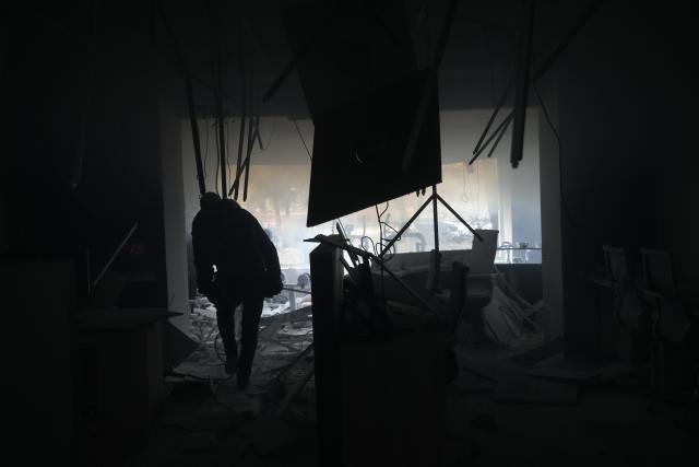 Un periodista camina dentro de un gimnasio dañado por bombardeos, el miércoles 2 de marzo de 2022, en Kiev, Ucrania. (AP Foto/Efrem Lukatsky)