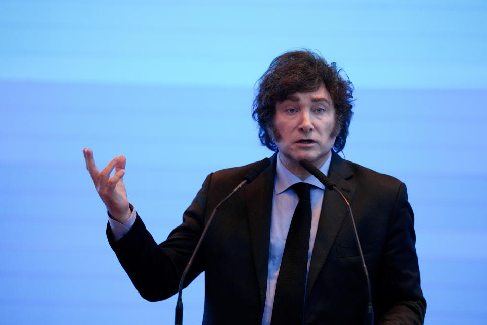 El presidente argentino Javier Milei habla durante el Foro Económico Internacional de las Américas en Buenos Aires, Argentina, el martes 26 de marzo de 2024. (AP Foto/Natacha Pisarenko)