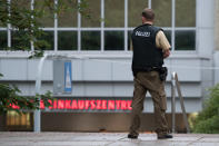 <p>Auch hier schien auf einmal der Terror ganz nah zu sein. Am 22. Juli waren am Olympia-Einkaufszentrum in München Schüsse zu hören. Kurzzeitig gab es Befürchtungen, dass mehrere bewaffnete Terroristen in der Stadt unterwegs sein könnten. Am Ende stellte sich heraus, dass ein psychisch labiler 18-Jähriger Amok gelaufen war. Er tötete neun Menschen und verletzte vier weitere mit Schüssen. Als Polizisten ihn stellten, erschoss sich der Schüler. (Bild: ddp images) </p>