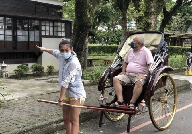 門口還有人力拉車供遊客拍照。（圖/文創咖美食館提供）