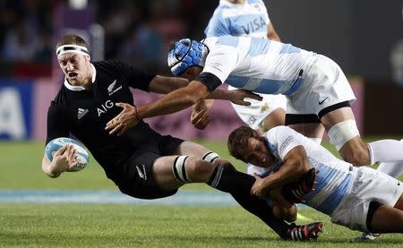 Brodie Retallick (L) of New Zealand's All Blacks is tackled by Argentina's Mariano Galarza (C) and Nicolas Sanchez in their Rugby Championship match in La Plata, September 27, 2014. REUTERS/Enrique Marcarian