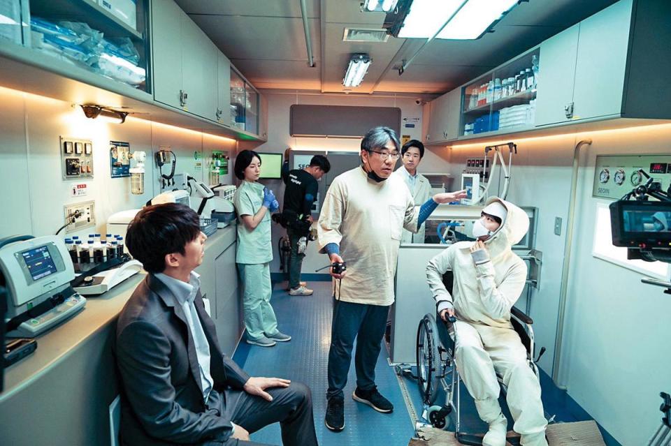 孔劉（左一）與朴寶劍（右一）主演的《永生戰》斥資新台幣4億元製作，受到疫情影響，成為韓國國內首部戲院與串流同步公開的作品。（Catchplay提供）