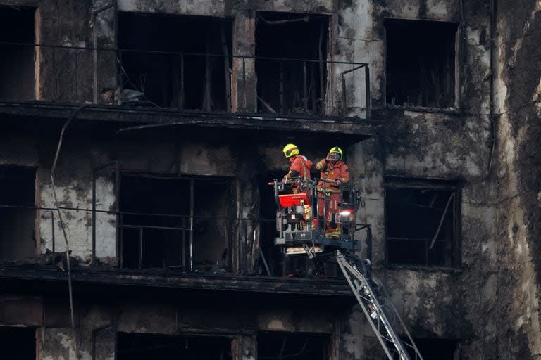 El fuego se inició en el quinto piso de la construcción y arrasó con un segundo bloque de la misma manzana del barrio Campanar