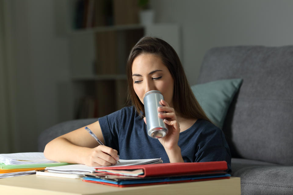 Aunque a simple vista no parezca sucia, esa lata puede tener bacterias que te causen, diarrea, enfermedades respiratorias o neumonía. (Foto: Getty)