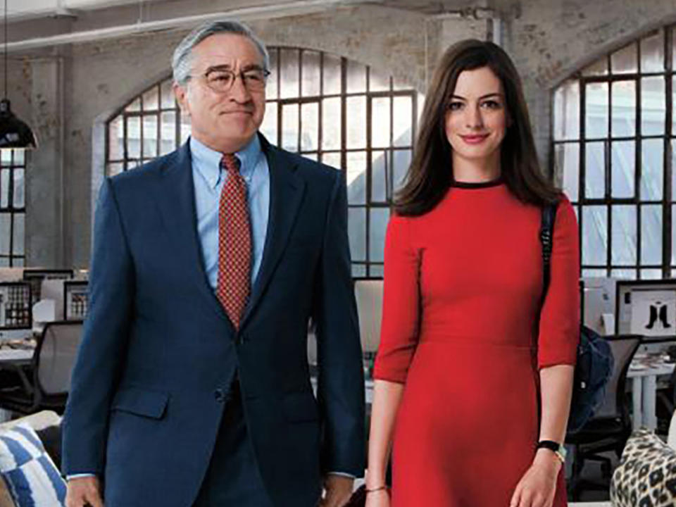 "Man lernt nie aus": Für Jules (Anne Hathaway) wird Ben (Robert De Niro) zu einem unverzichtbaren guten Freund (Bild: Warner Brothers)